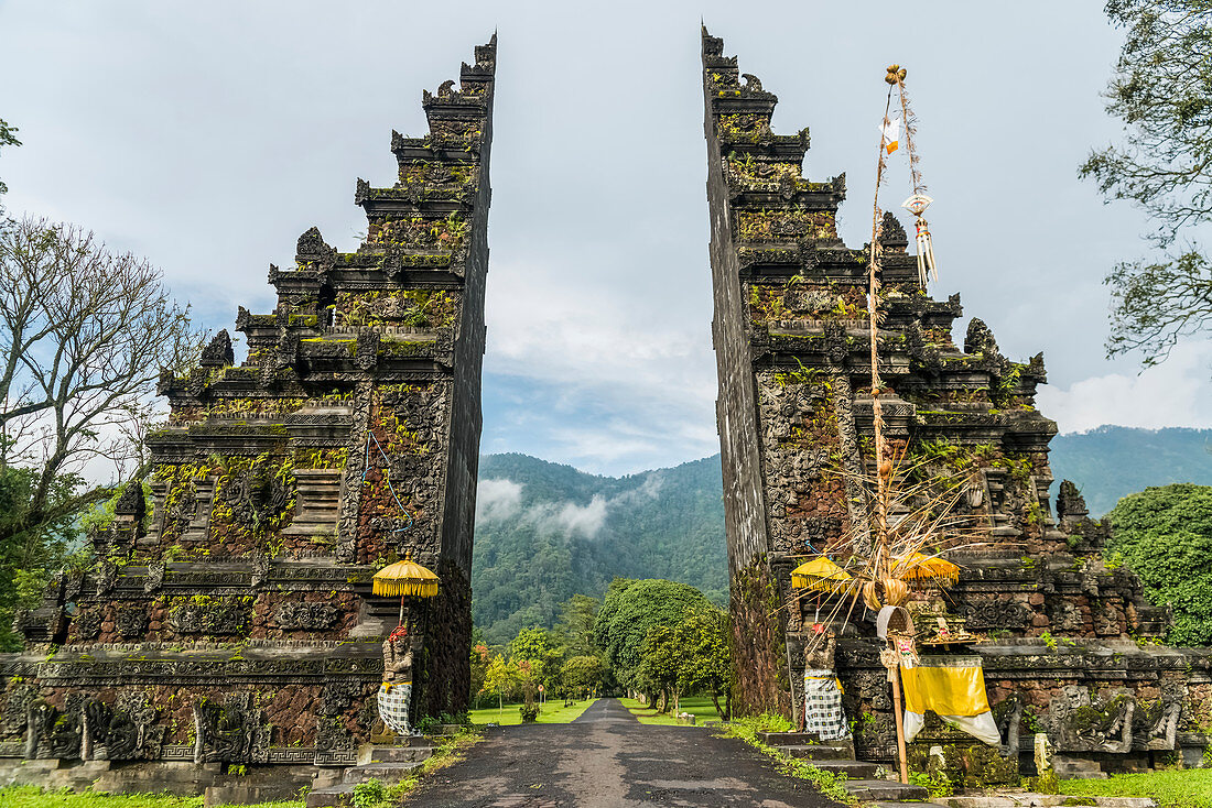 'Ein typisches balinesisches Tor; Bali-Insel, Indonesien.'
