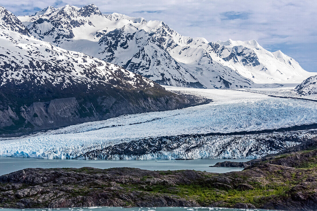 'Luftaufnahme des Kolonie-Gletschers mit Chugach-Bergen im Hintergrund und Lake George mit Colony Point im Vordergrund, Süd-Zentral-Alaska; Alaska, Vereinigte Staaten von Amerika'