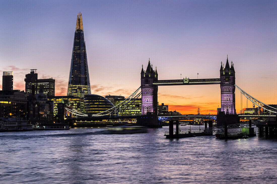 'Tower Bridge und The Shard in der Dämmerung; London, England'