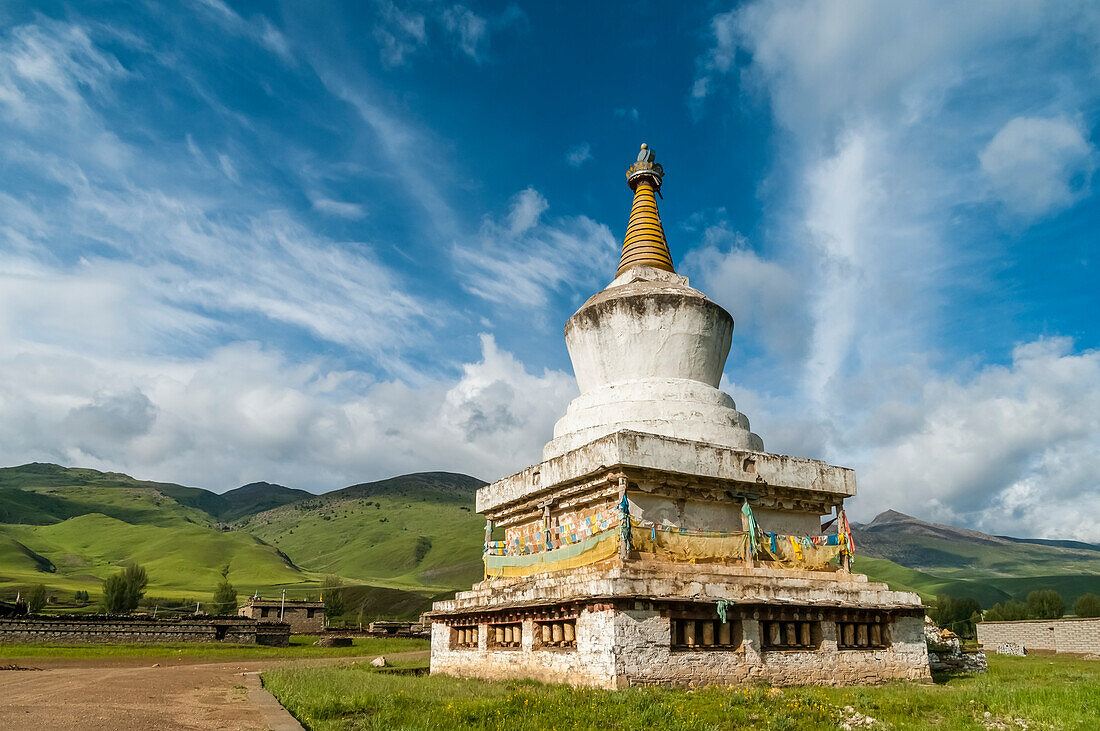 'Schöne Landschaft von Daocheng Surrounders und eine tibetische Stupa, westlich von Sichuan Provinz; Daocheng, Sichuan, China'