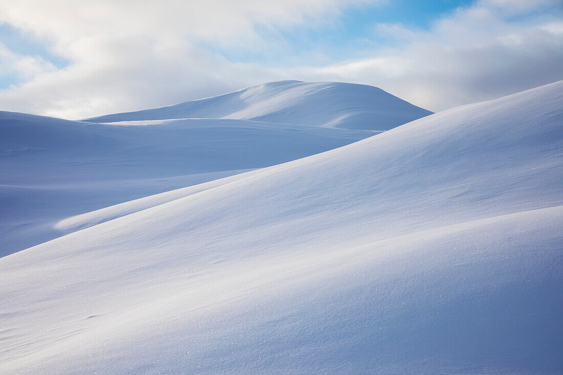 'Unberührte Schneedecken Canwell Gletscher im Alaska Range im Winter; Alaska, Vereinigte Staaten von Amerika'