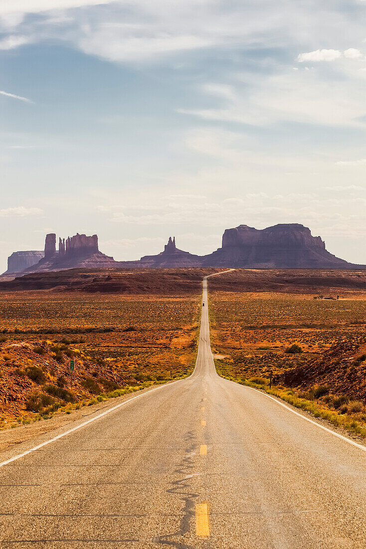 'Eine Straße, die zu schroffen Felsformationen in der Wüste führt; Arizona, Vereinigte Staaten von Amerika'