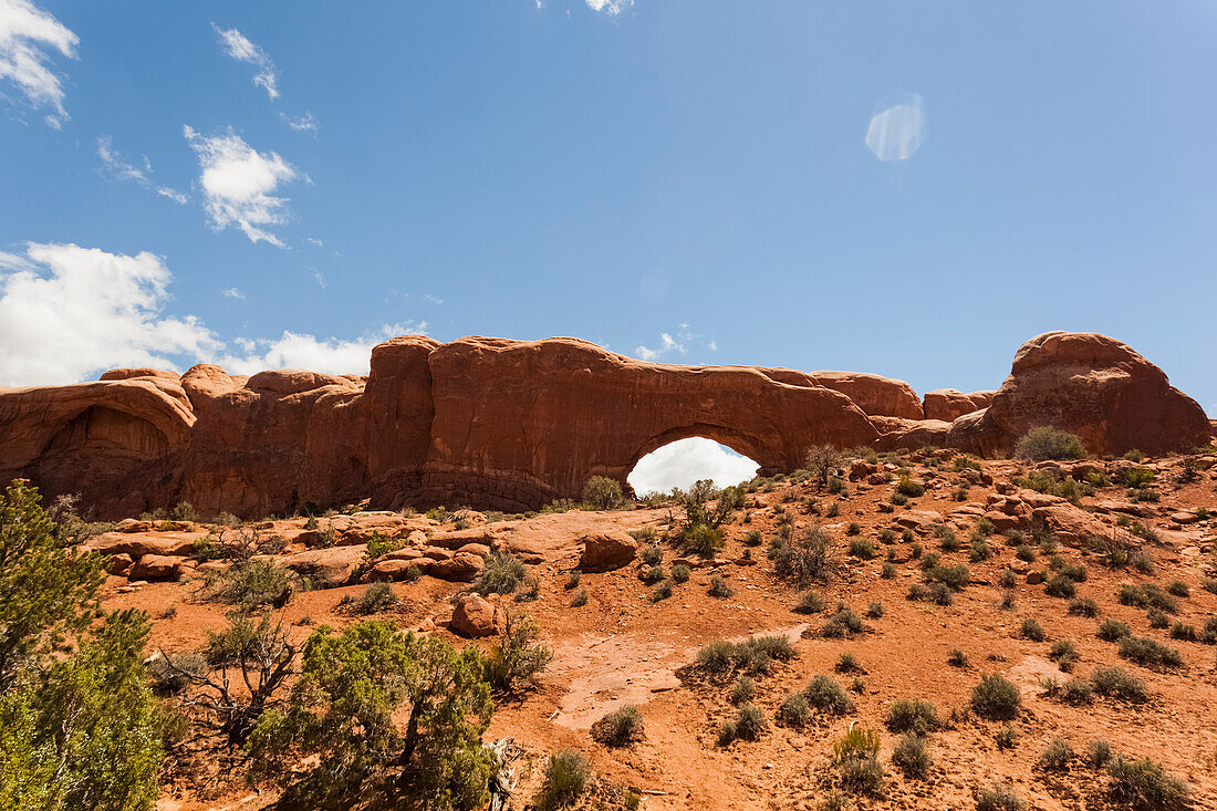 'Naturbogen in der schroffen Felsenformation in der Wüste, Arches Nationalpark; Utah, Vereinigte Staaten von Amerika'