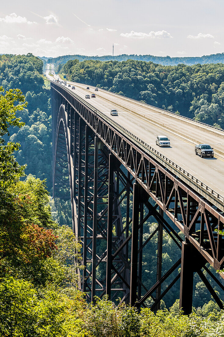 'Die New River Gorge Bridge, eine Stahlbogenbrücke 3.030 Fuß lang über der New River Gorge bei Fayetteville in den Appalachischen Bergen der östlichen Vereinigten Staaten; West Virginia, Vereinigte Staaten von Amerika'