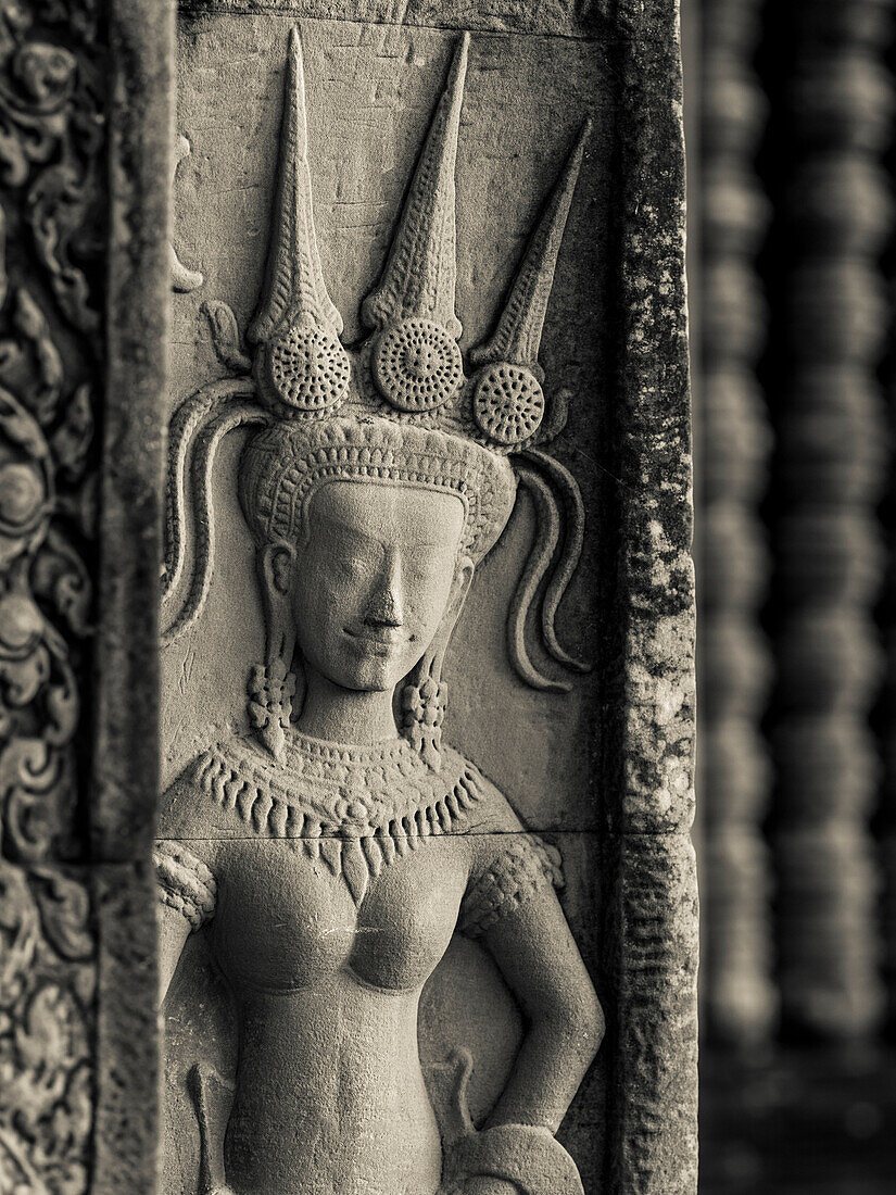 'Buddhistische Figur in Stein in einem buddhistischen Tempel geschnitzt; Angkor Wat; Krong Siem Reap, Siem Reap Provinz, Kambodscha'