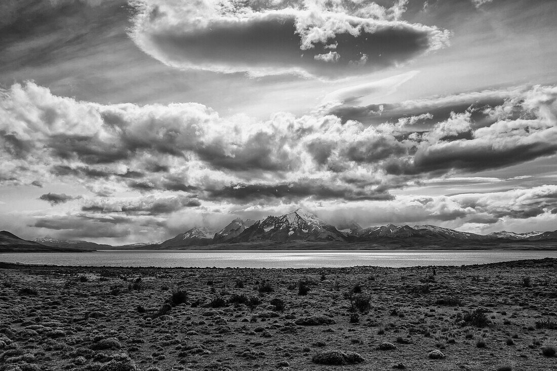 'See Sarmiento im Nationalpark Torres del Paine im chilenischen Patagonien mit Cordillera del Paine ikonischen Mittelpunktspitzen im Park; Torres del Paine, Magallanes, Chile'