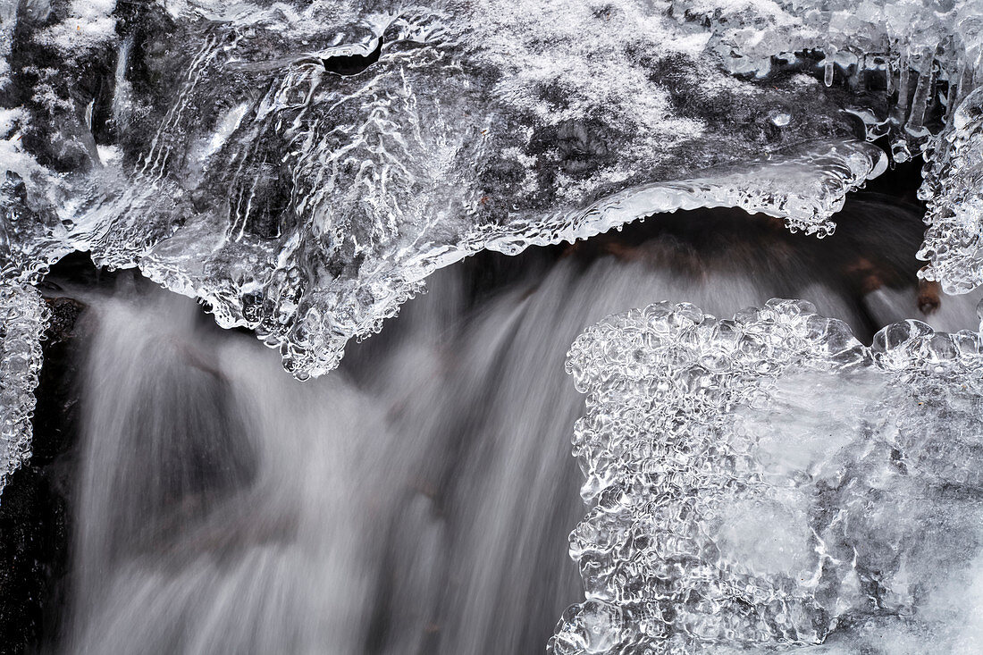 'Ein kleiner Wasserfall und Eis Anfang März, Pferd Weide Brook, ein geschütztes Wildnisgebiet; Wentworth-Tal, Neuschottland, Kanada'