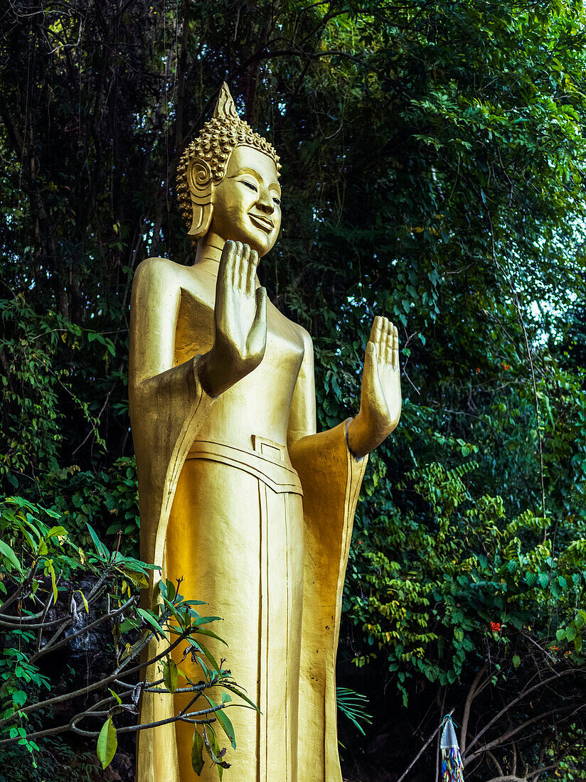 'Eine goldene buddhistische Statue; Luang Prabang, Provinz Luang Prabang, Laos'