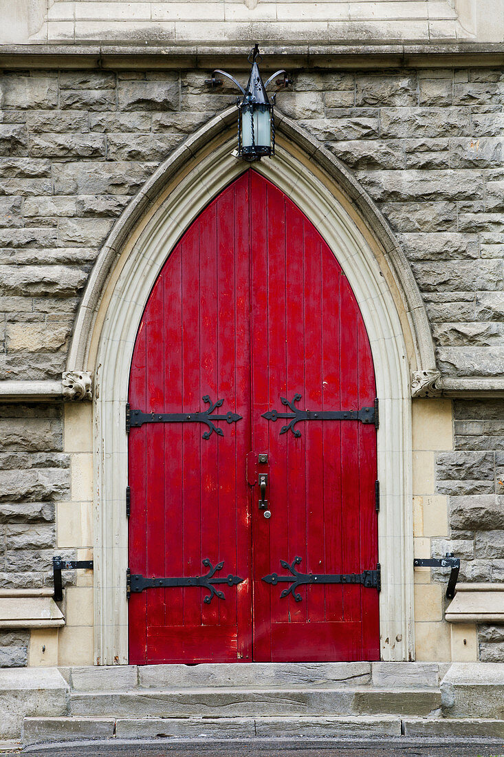 'Eine rote Tür auf Christus-Kirche-Kathedrale; Montreal, Quebec, Kanada'