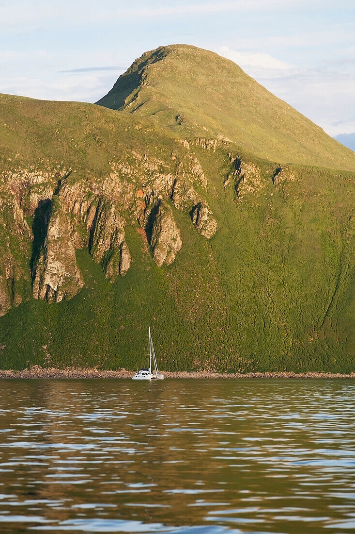 'Segelboot vor der Amagat Insel zwischen Morzhovoi Bucht und Cold Bay auf der Halbinsel Alaska; Südwesten Alaskas, Vereinigte Staaten von Amerika'
