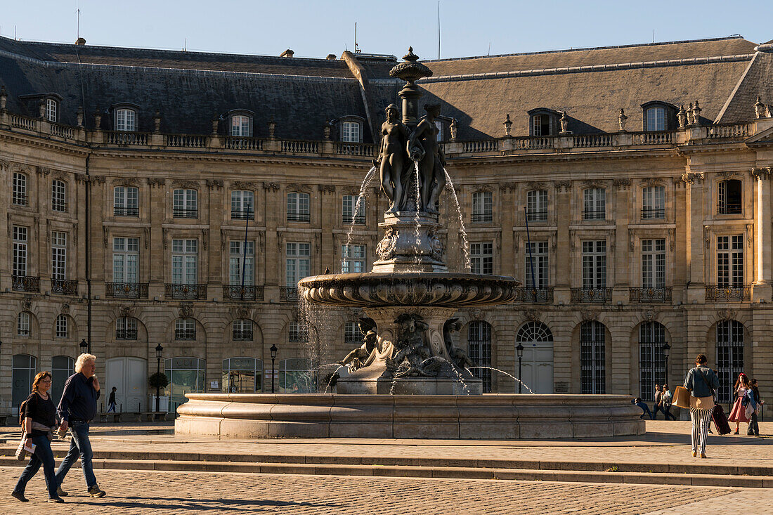 Place de la Bourse mit dem Brunnen der drei Grazien (Fontaine des Trois Grâces), Bordeaux, Gironde, Nouvelle-Aquitaine, Frankreich, Europa
