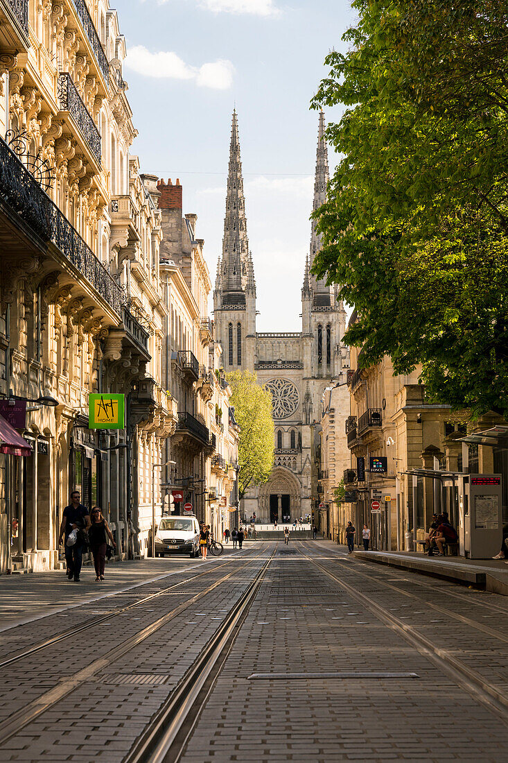 Bürgerhäuser im Viertel Hôtel de Ville, im Hintergrund das Nordportal der Kathedrale (Cathédrale Saint-André), Bordeaux, Gironde, Nouvelle-Aquitaine, Frankreich, Europa