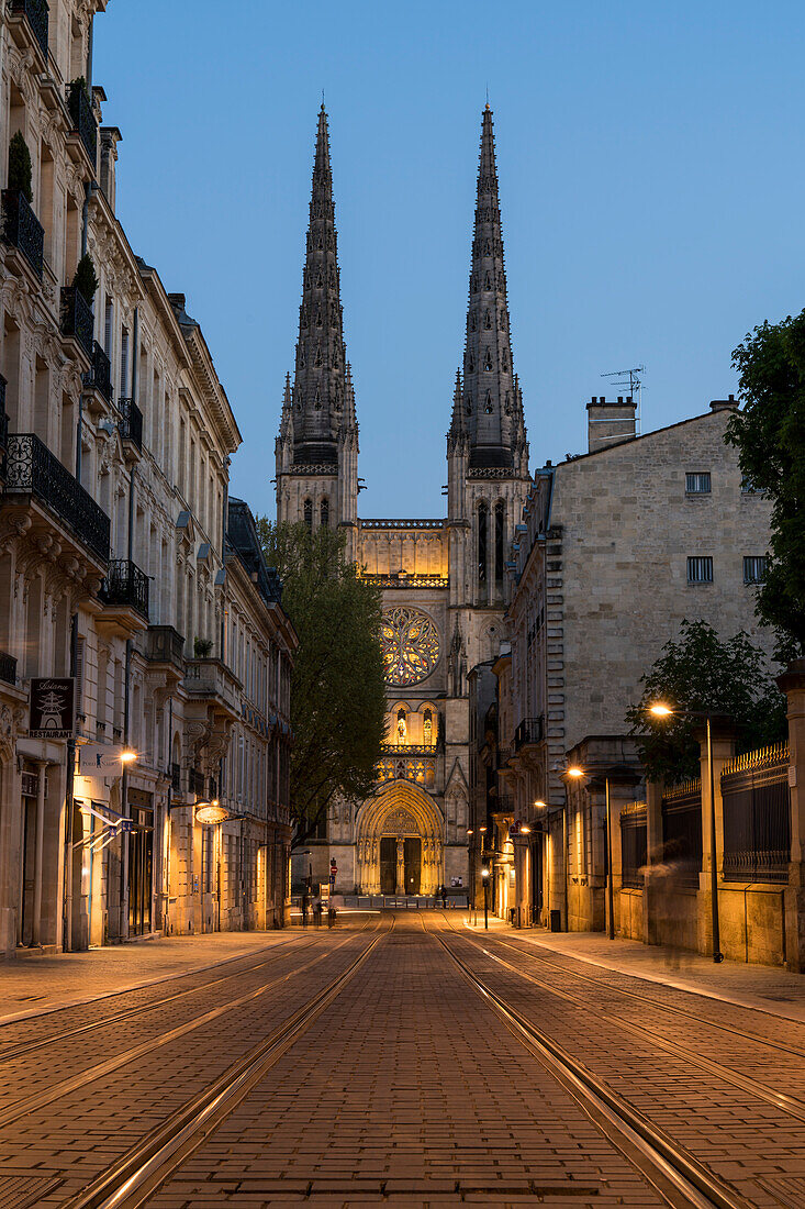 Bürgerhäuser im Viertel Hôtel de Ville, im Hintergrund das Nordportal der Kathedrale (Cathédrale Saint-André) in der Abenddämmerung, Bordeaux, Gironde, Nouvelle-Aquitaine, Frankreich, Europa