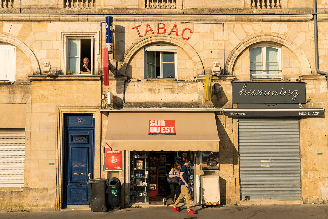 Tabac Laden am Ufer vom Fluss Garonne mit Raucher im Fenster, Bordeaux, Gironde, Nouvelle-Aquitaine, Frankreich, Europa