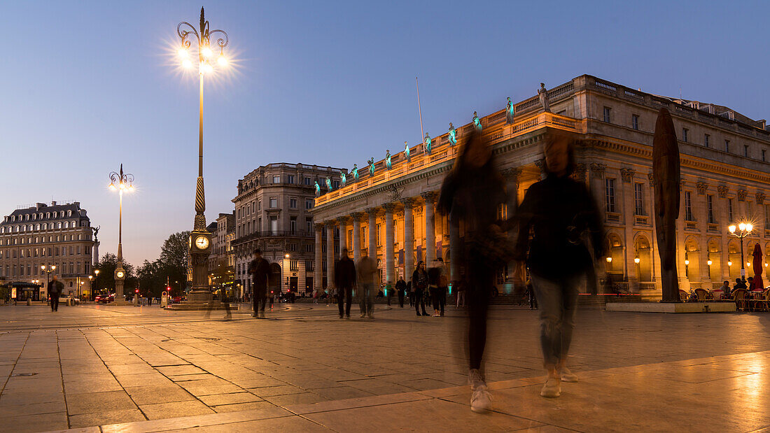 Place de la Comédie mit dem Opernhaus (Opéra National de Bordeaux - Grand-Théâtre) in der Abenddämmerung, Bordeaux, Gironde, Nouvelle-Aquitaine, Frankreich, Europa