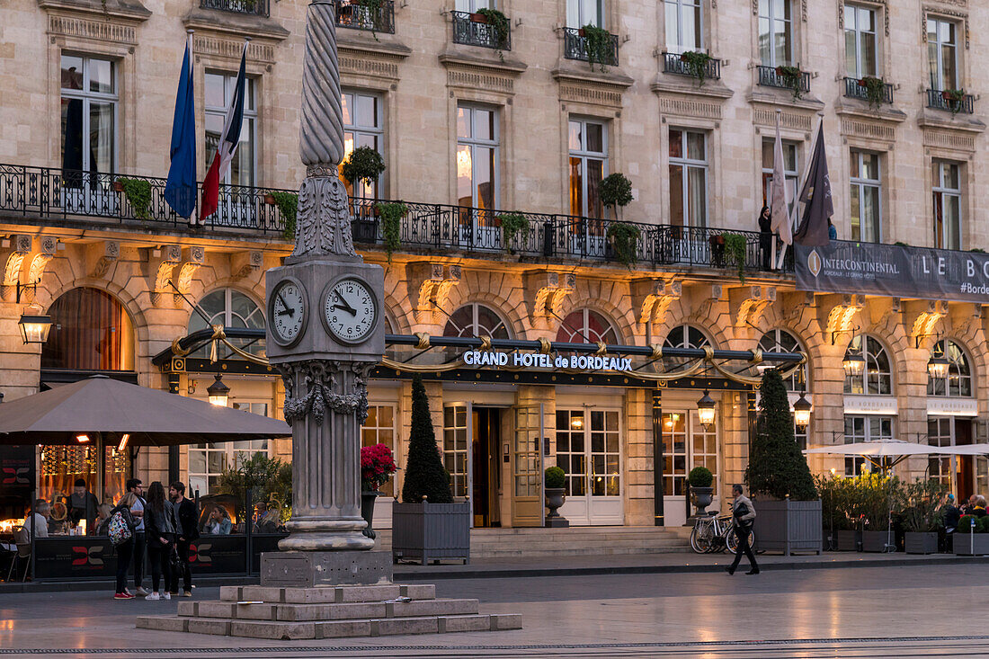 Aussenansicht des Intercontinental Grand Hotel de Bordeaux in der Abenddämmerung, Bordeaux, Gironde, Aquitanien, Frankreich, Europa