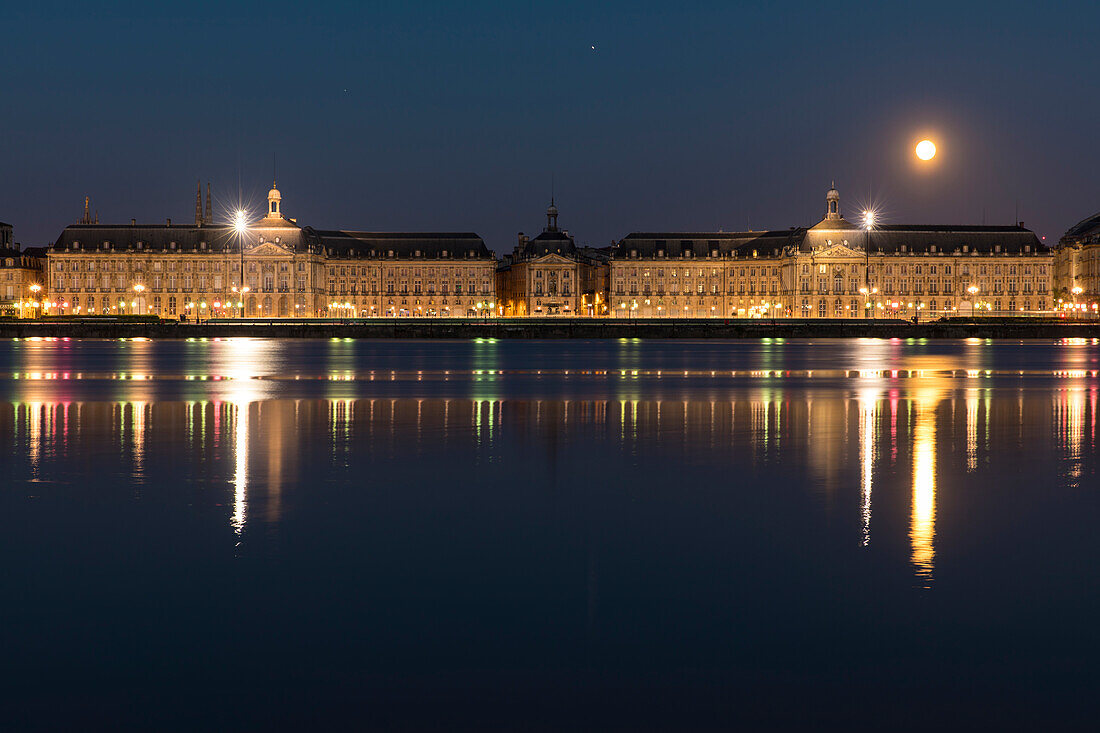 'River Garonne and the buildings of the ''Place de la Bourse'' at dusk'