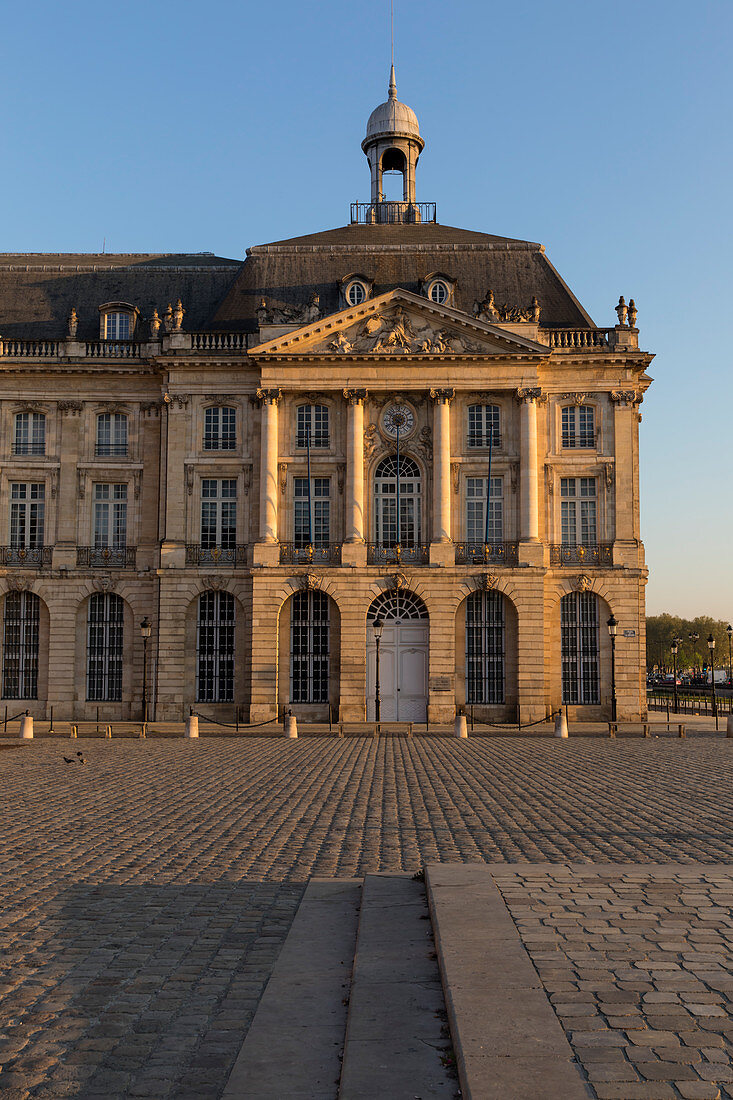 Gebäude des Place de la Bourse von dem französichen Architekten Ange-Jacques Gabriel, Bordeaux, Gironde, Nouvelle-Aquitaine, Frankreich, Europa