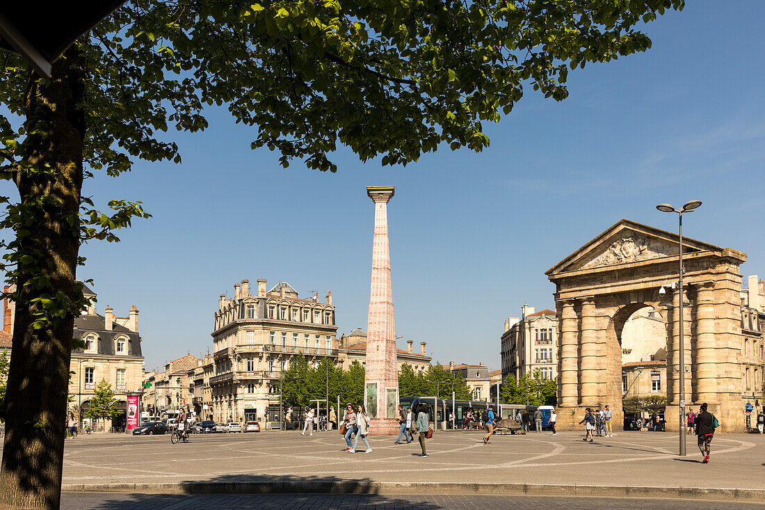 La porte d'Aquitaine und der Obelisk auf dem Platz Victoire (Place de la Victoire), Bordeaux, Gironde, Nouvelle-Aquitaine, Frankreich, Europa