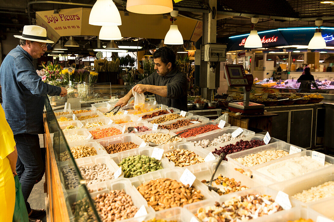 'Marktstand auf dem Markt ''Marché des Capucins'', Bordeaux, Gironde, Nouvelle-Aquitaine, Frankreich, Europa'