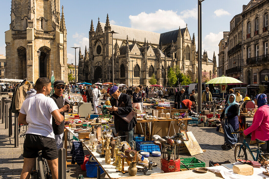 Basilika St. Michael mit Trödelmarkt auf dem Platz Meynard, Bordeaux, Gironde, Nouvelle-Aquitaine, Frankreich, Europa