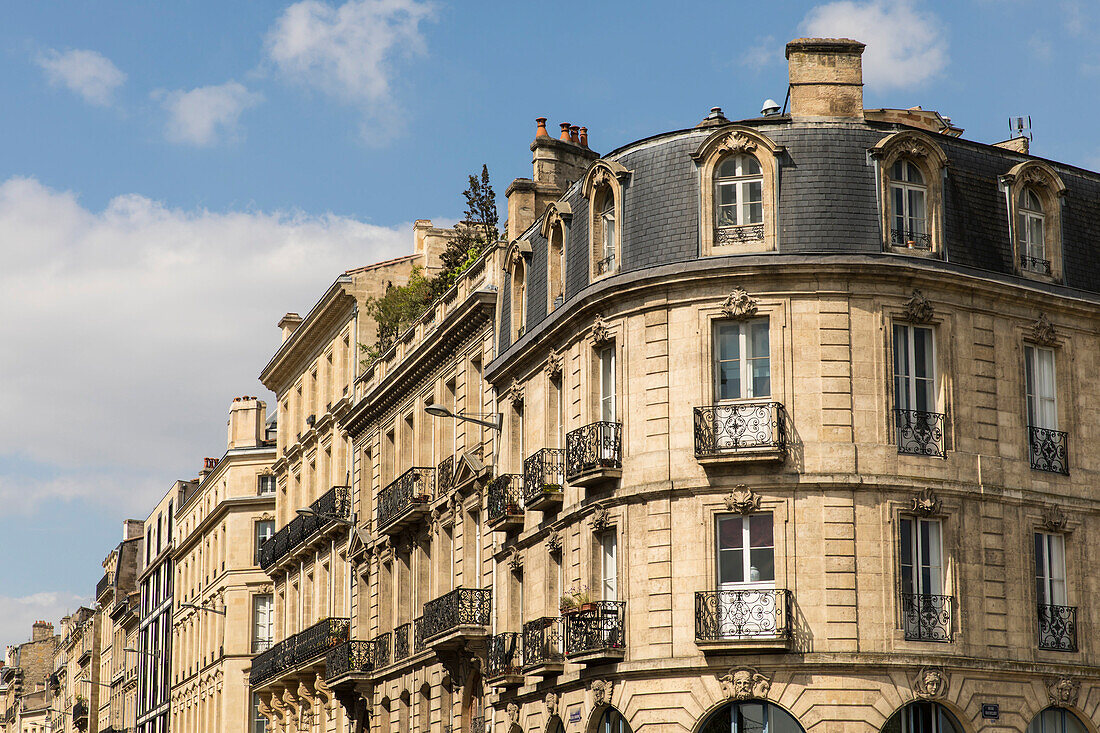 Historische französische Gebäude Fassaden, Bordeaux, Gironde, Nouvelle-Aquitaine, Frankreich, Europa