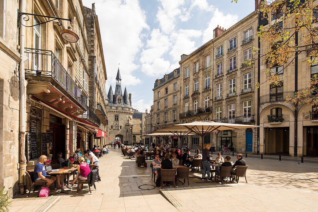 Place du Palais mit Restaurants und Blick auf das Stadttor Porte Cailhau, Bordeaux, Gironde, Nouvelle-Aquitaine, Frankreich, Europa