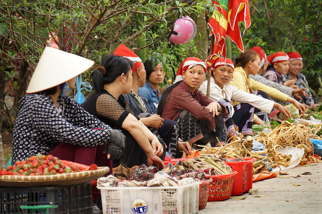 marketwomen, Lao Cai, bordertown to Yun Nan China, Vietnam