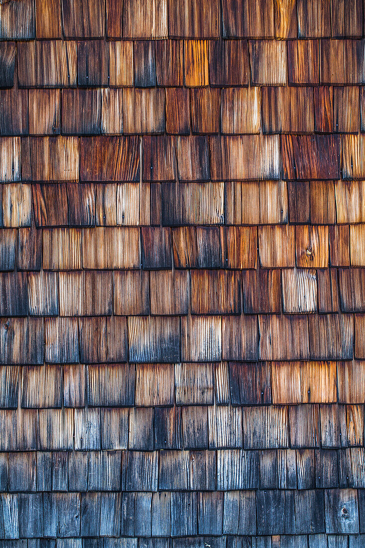 Alte hölzerne Wand eines Hauses in den Kitzbühler Alpen, Kitzbühlerhorn, Tirol, Österreich