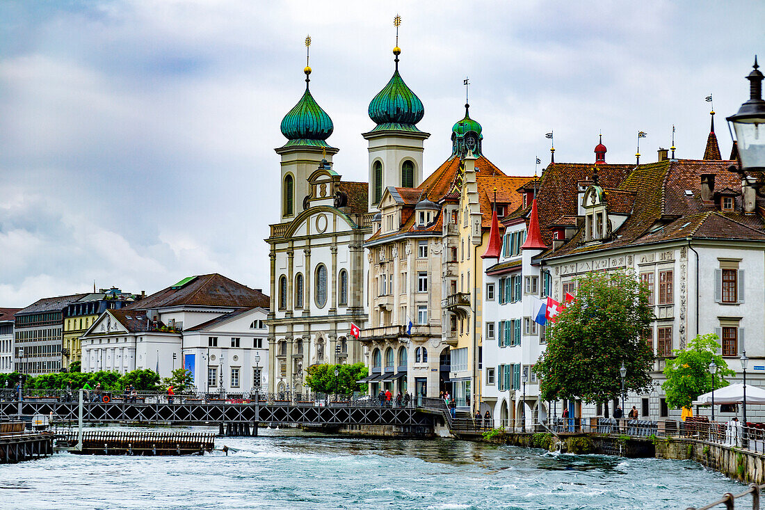 'Ein Blick auf die historischen Gebäude entlang der Reuss; Luzern, Schweiz'