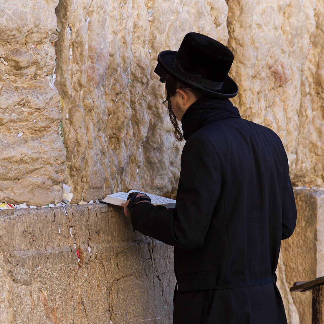 'Ein orthodoxer Jude, der an der Klagemauer steht, die alte Stadt Jerusalem; Jerusalem, Israel'
