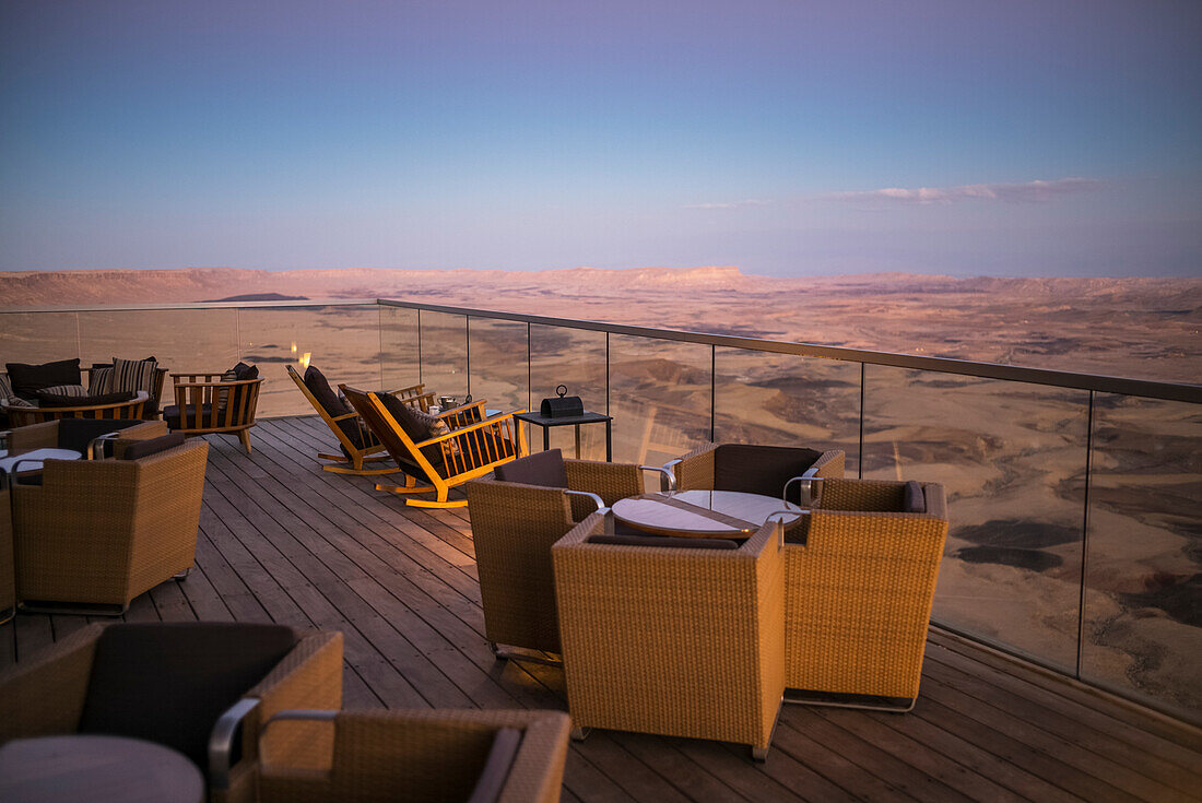 'Tische und Stühle auf einer Terrasse mit Blick auf die Wüste Negev und Ramon Krater; Mitzpe Ramon, Süddistrikt, Israel'
