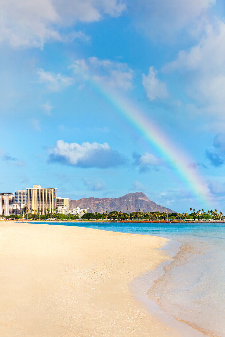 'Blick auf Waikiki Strand und Diamond Head Krater am Ala Moana Beach Park mit einem Regenbogen Overhead; Honolulu, Oahu, Hawaii, Vereinigte Staaten von Amerika'