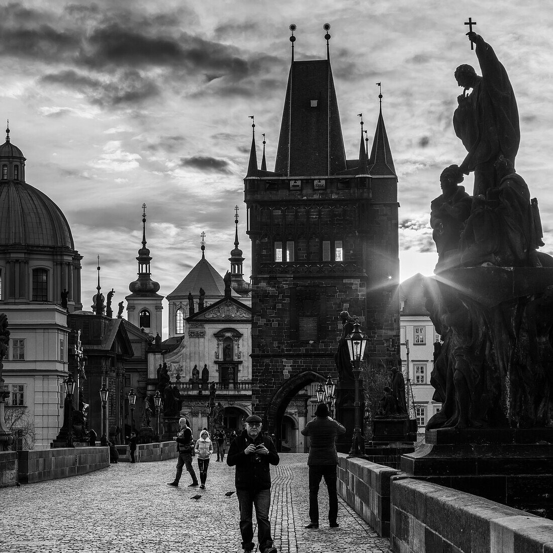 'Fußgänger auf der Karlsbrücke; Prag, Tschechische Republik'