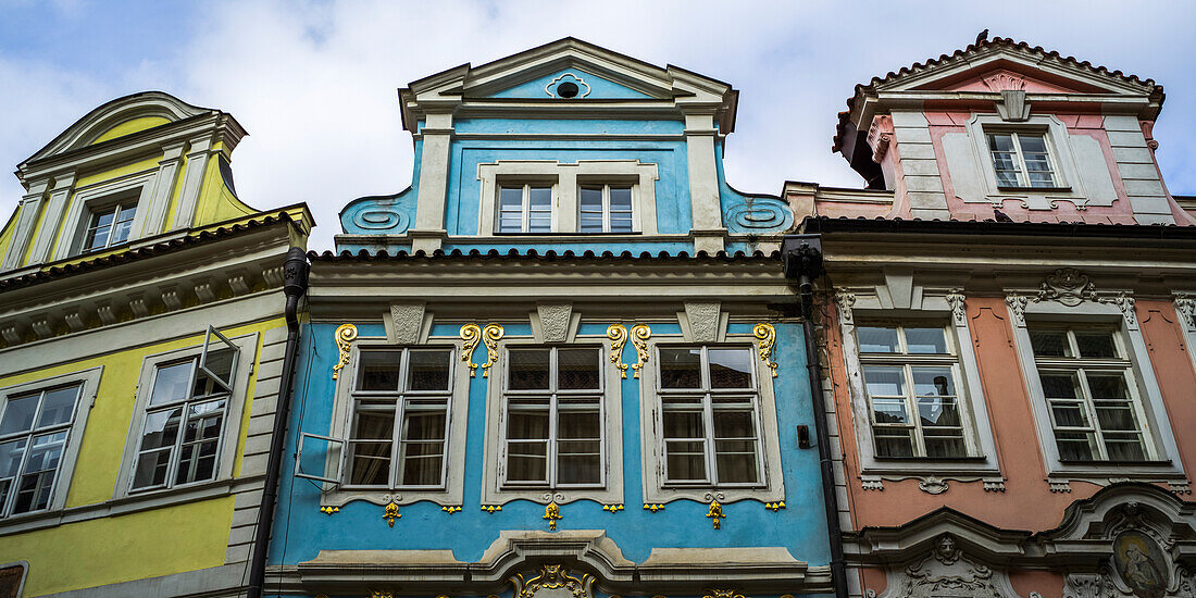 'Untersicht der Häuser in hellen Farben und dekorative Fassade; Prag, Tschechische Republik'