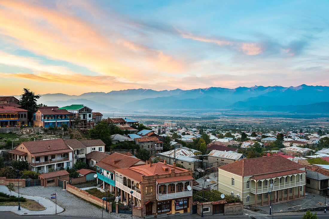 'Magischer bunter Sonnenuntergang über Telavi, rote Dächer und kaukasische Berge; Telavi, Kakheti, Georgien'
