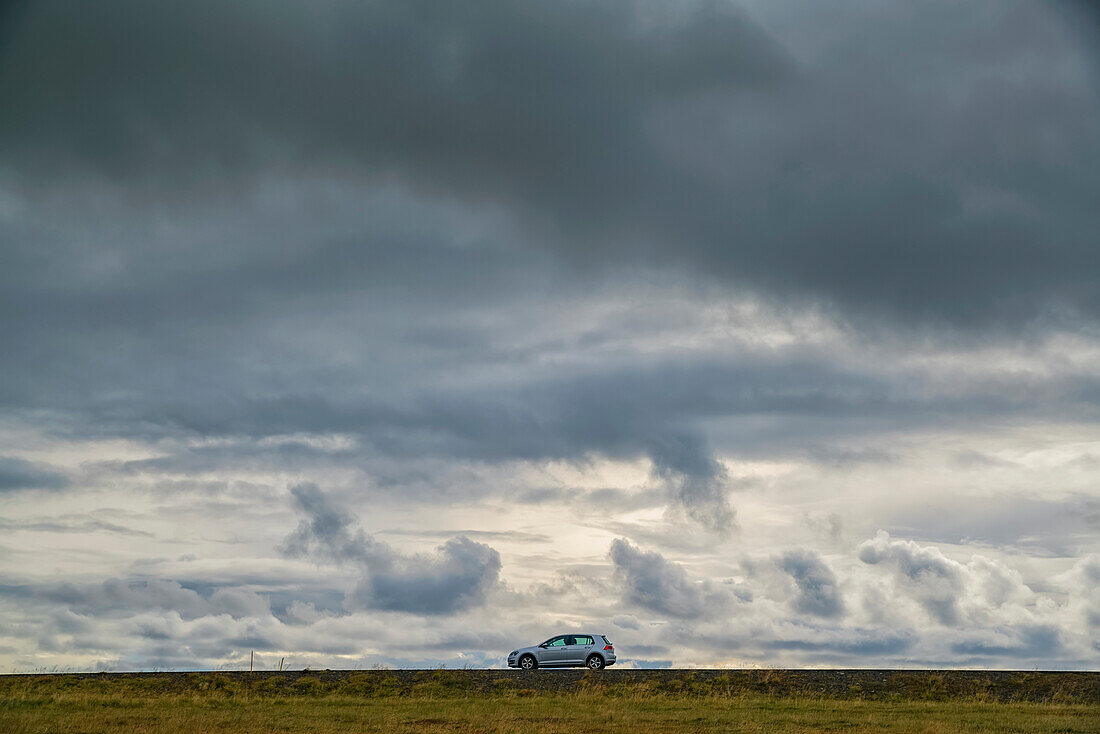 'Auto fahren auf den Autobahnen von Island, Snaefellsness Peninsula; Island'