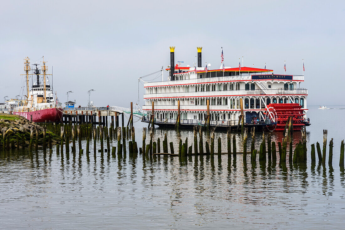 'Boote angedockt an der 17. Straße Pier; Astoria, Oregon, Vereinigte Staaten von Amerika'