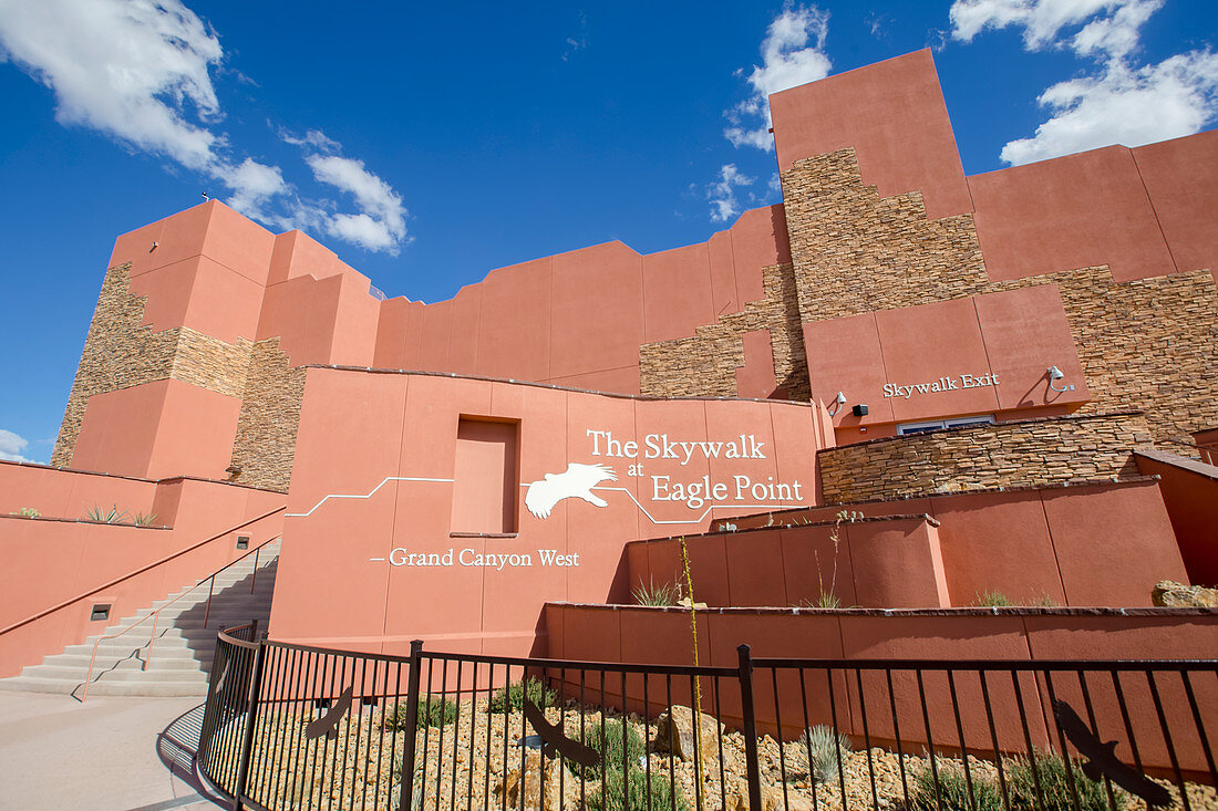 'Der West Grand Canyon Skywalk und Museum Gebäude auf dem Land der lokalen Indianer Menschen; Arizona, Vereinigte Staaten von Amerika'