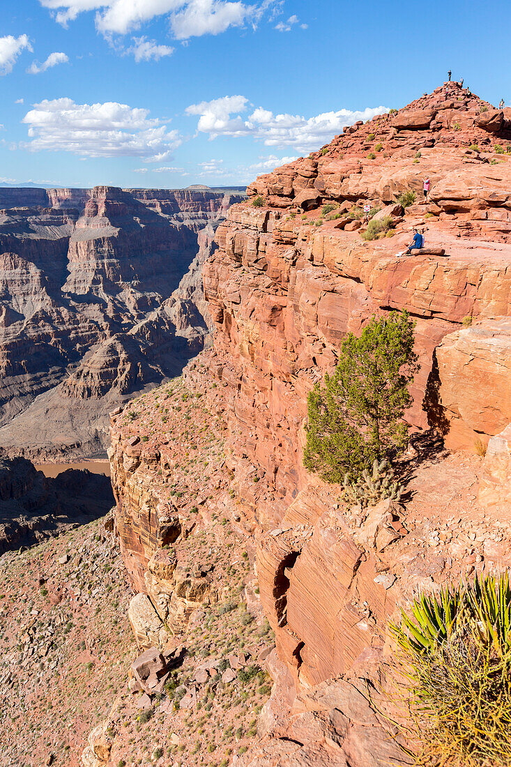 'A vertical view of the steep cliff edges of the Grand Canyon, and the tourist viewpoint for photos at the peak of the hiking trail on this mountain edge; Arizona, United States of AmericaEine vertikale Ansicht der steilen Klippenkanten des Grand Canyon, 