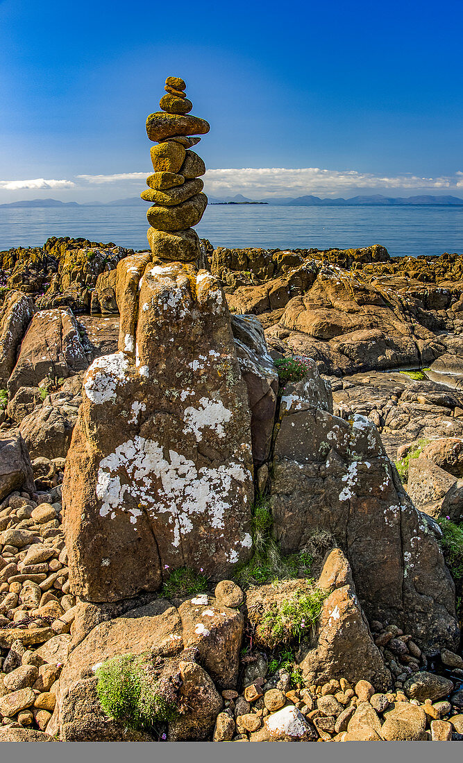 Felsstapel in Tulm Bay, Isle of Skye, Schottland