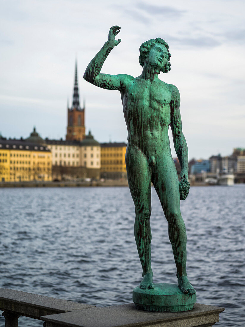 Statue eines nackten Mannes am Ufer des Rathauses, Stockholm, Schweden