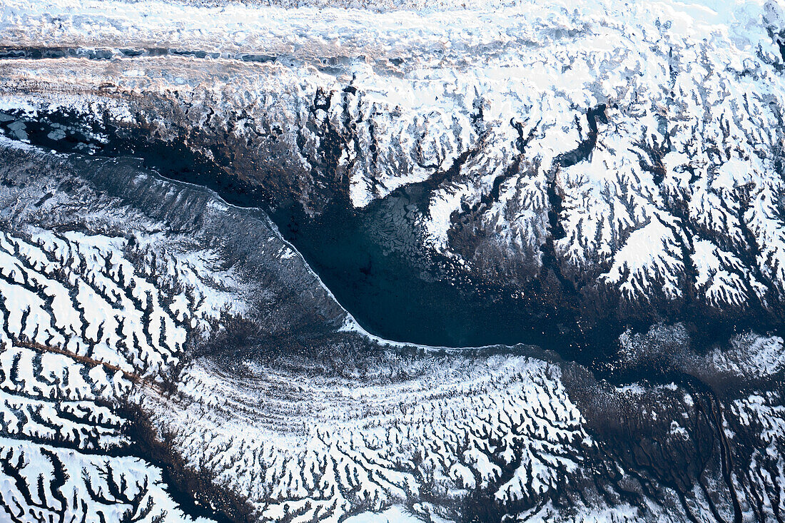 Luftaufnahme der bergigen Landschaft im Winter mit einzigartigen Verzweigungsmustern, Kachemak Bay, Alaska, Vereinigte Staaten von Amerika