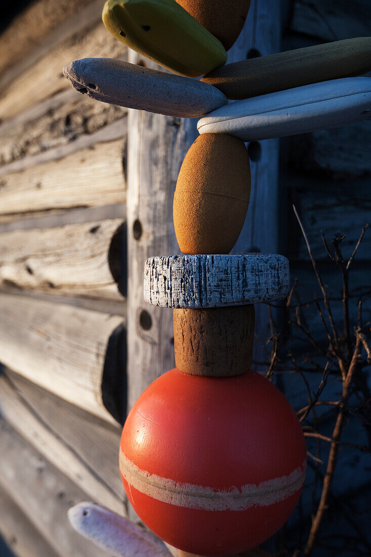 Eine bunte Boje hängt neben einer Mauer, Alaska, Vereinigte Staaten von Amerika