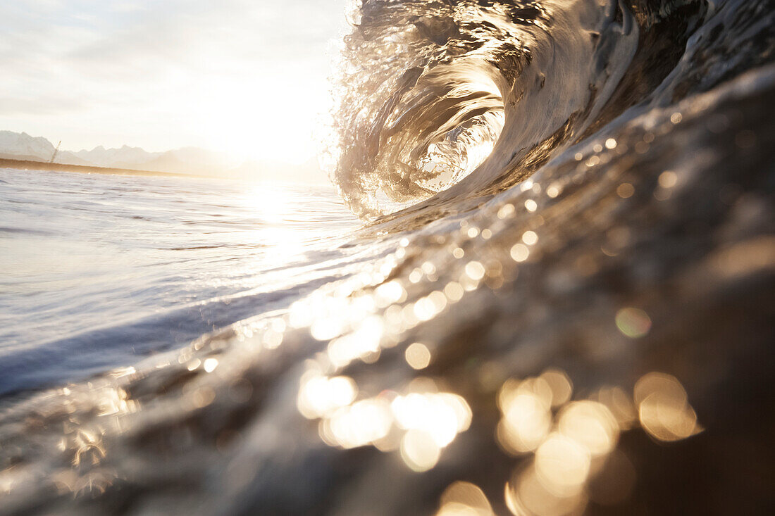 Der Fass einer Welle spiegelt das Sonnenlicht auf dem Ozean wider, Alaska, Vereinigte Staaten von Amerika