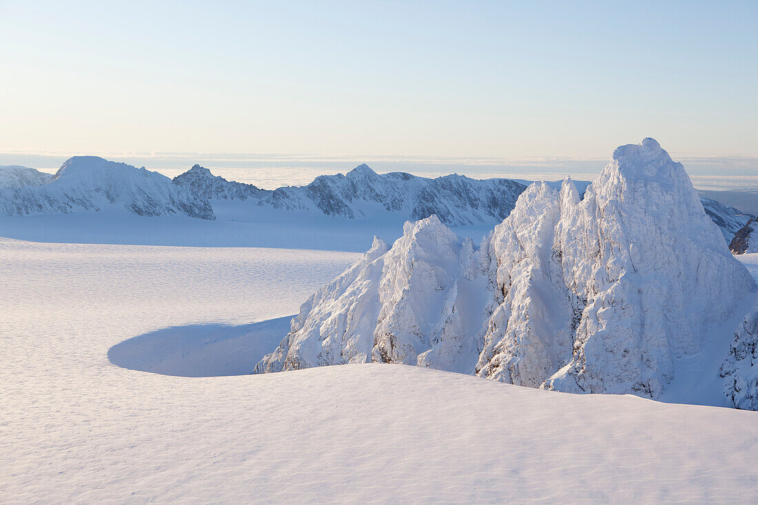 Rugged Kenai Bergspitzen bedeckt im Schnee gegen einen blauen Himmel, Kachemak Bay State Park, Alaska, Vereinigte Staaten von Amerika