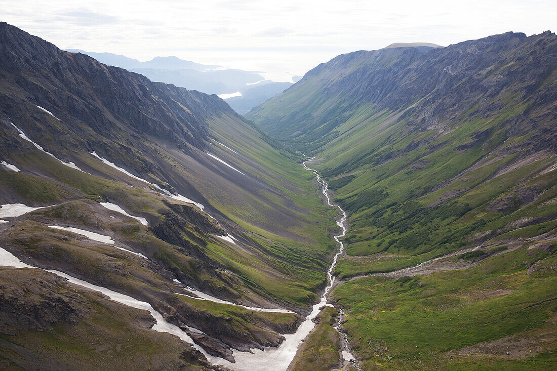 Ein Fluss, der durch ein Tal in den Kenai Bergen, Kachemak Bay State Park läuft, Alaska, Vereinigte Staaten von Amerika