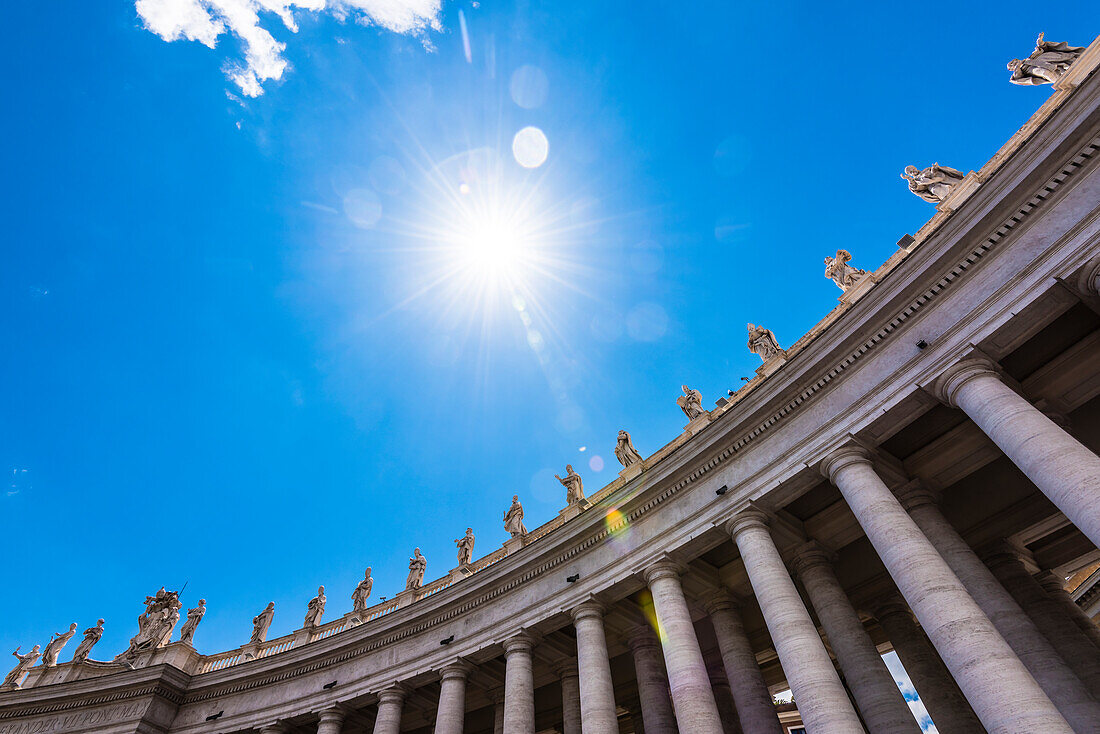 Die Statuen auf dem Säulengang am Petersplatz Piazza San Pietro im Gegenlicht, Rom, Latium, Italien