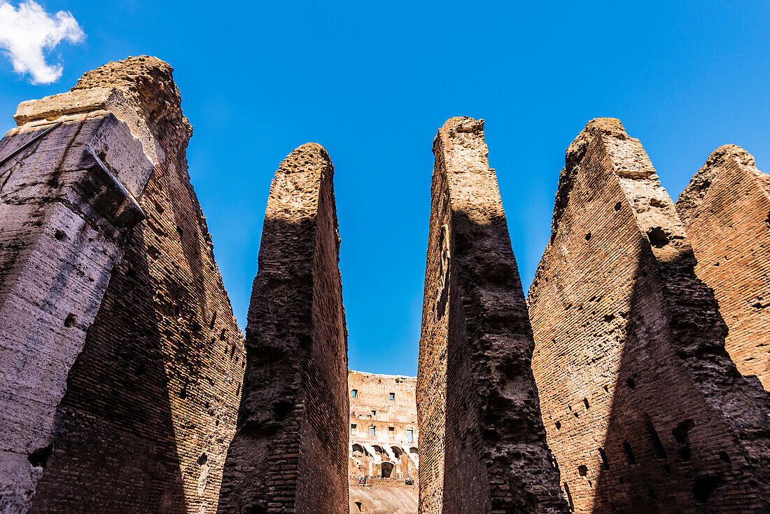 Steinmauern im Kolosseum vor blauem Himmel, Rom, Latium, Italien