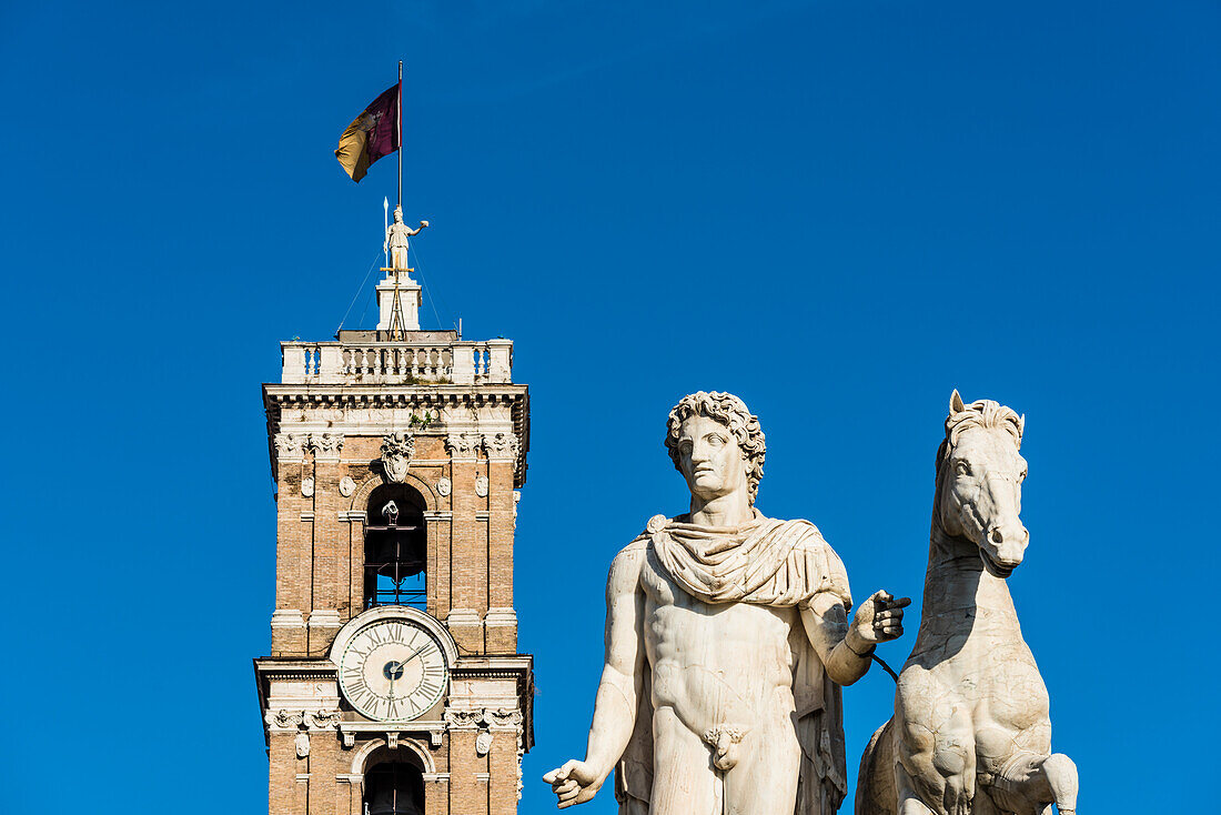Der Glockenturm vom Senatorenpalast Palazzo Senatorio mit einem Reiterstandbild, Rom, Latium, Italien